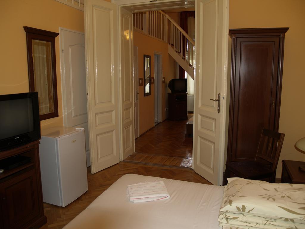 Peterfia Panzio Hotel Дебрецен Стая снимка