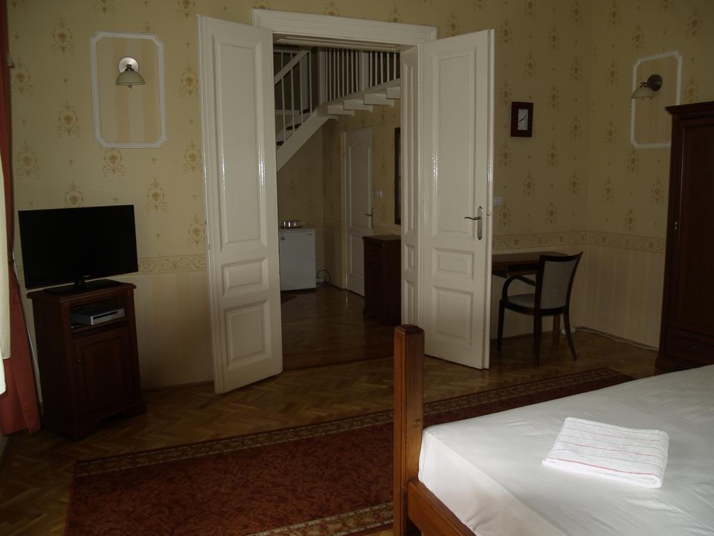 Peterfia Panzio Hotel Дебрецен Стая снимка